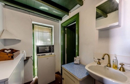 Geraldton Cottage | Cosy Heritage Retreat - Pet FriendlynRated as "Exceptional" by previous Guests.
