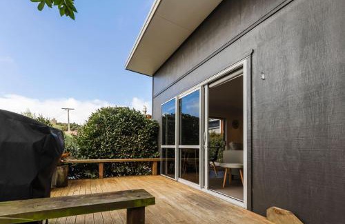 New Plymouth House | Inviting Retreat at Pioneer: Family-Friendly Comfort