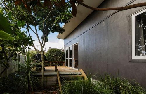 New Plymouth House | Inviting Retreat at Pioneer: Family-Friendly Comfort