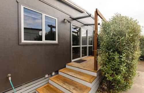 New Plymouth House | Inviting Retreat at Pioneer: Family-Friendly Comfort