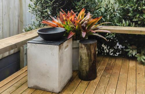 New Plymouth House | Inviting Retreat at Pioneer: Family-Friendly Comfort