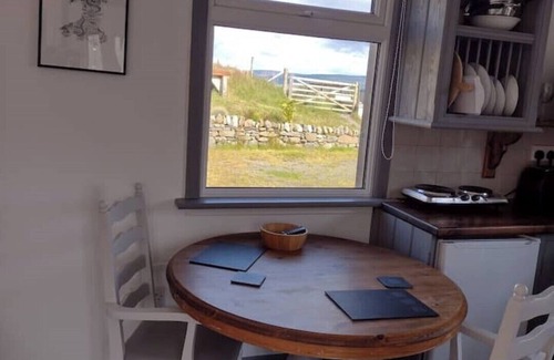 Bala Cabin | Cozy Hill Top Hut with Breathtaking Views & Breakfast Included