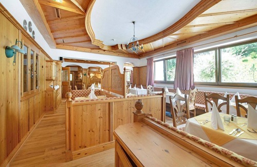 Bad Goisern Apartment | Inviting Holiday Home in Bad Goisern with Scenic Balcony