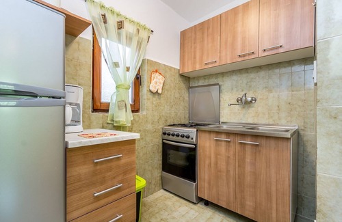 Stinjan House | Cozy Holiday Home with Terrace and Grill - Pet Friendly Retreat