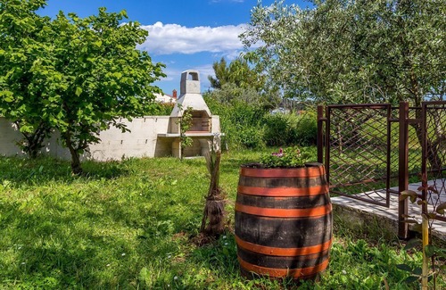 Stinjan House | Cozy Holiday Home with Terrace and Grill - Pet Friendly Retreat