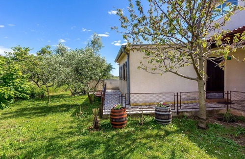 Stinjan House | Cozy Holiday Home with Terrace and Grill - Pet Friendly Retreat