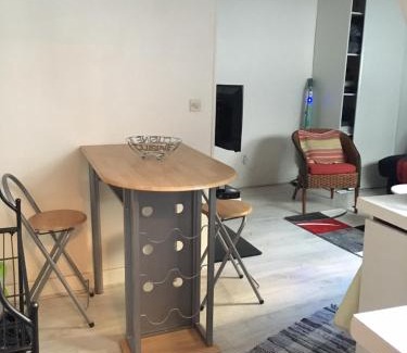 Arsenal Apartment | Inviting Holidays Room with Breakfast Included