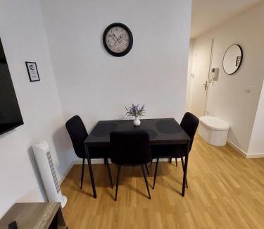 Cergy Apartment | Cosy Home 4 - Spacieux studio avec parking - 30 min Paris