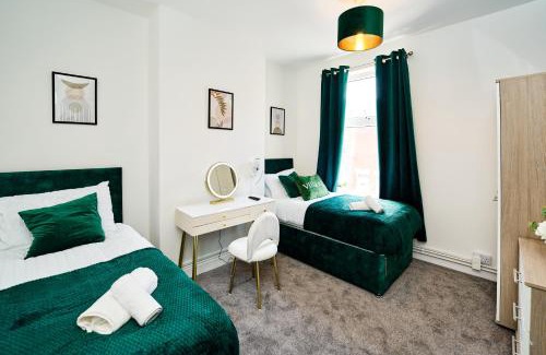 Wyken House | Cosy Home 900Mbps Wi-Fi Workspace Near University Hospital Coventry City Centre and Coventry University Sleeps 8 Free Parking Pool Table and Games