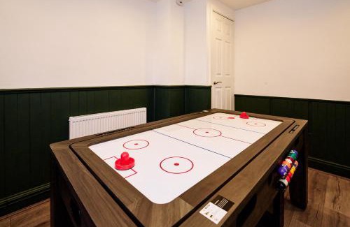 Wyken House | Cosy Home 900Mbps Wi-Fi Workspace Near University Hospital Coventry City Centre and Coventry University Sleeps 8 Free Parking Pool Table and Games