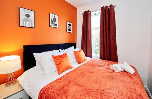 Wyken House | Cosy Home 900Mbps Wi-Fi Workspace Near University Hospital Coventry City Centre and Coventry University Sleeps 8 Free Parking Pool Table and Games