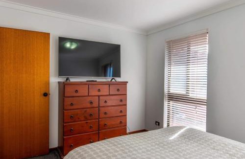 Waikiki House | Cosy home by the bay