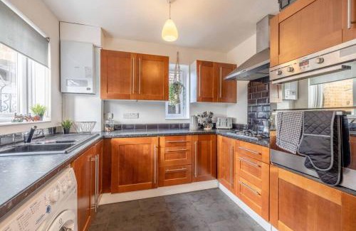 Bray on Thames House | Inviting Home Near Dorney, Windsor with Free Parking