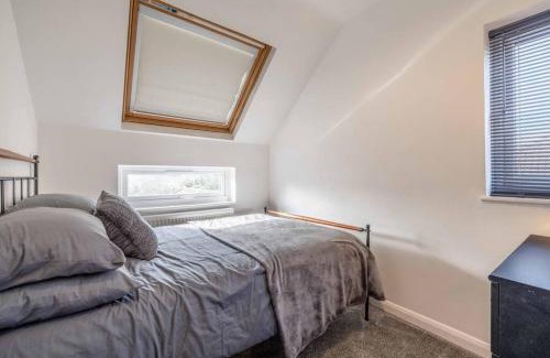 Bray on Thames House | Inviting Home Near Dorney, Windsor with Free Parking