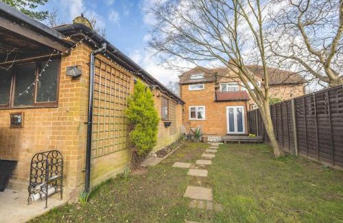 Bray on Thames House | Inviting Home Near Dorney, Windsor with Free Parking