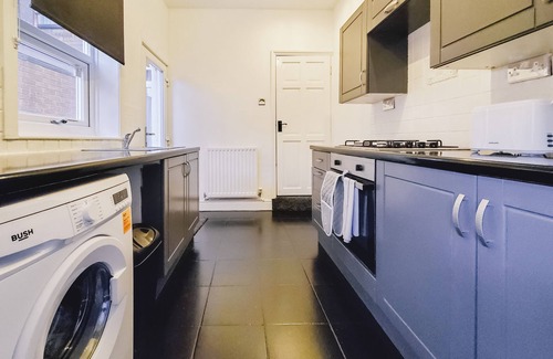 Seisdon House | Comfortable Home Near NEC, BHX & Bullring with Kitchen