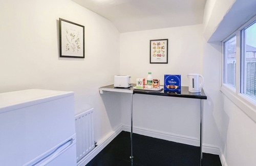 Seisdon House | Comfortable Home Near NEC, BHX & Bullring with Kitchen