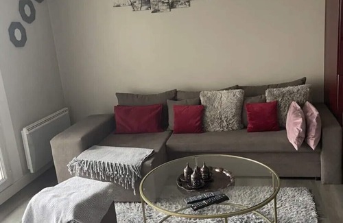 Tours Apartment | Comfortable Home Near City Center with Breakfast Included