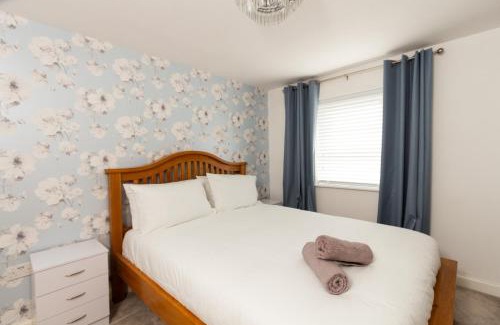 Cottingham Apartment | Inviting Home with Garden in Picturesque Village - 10/10 Rated