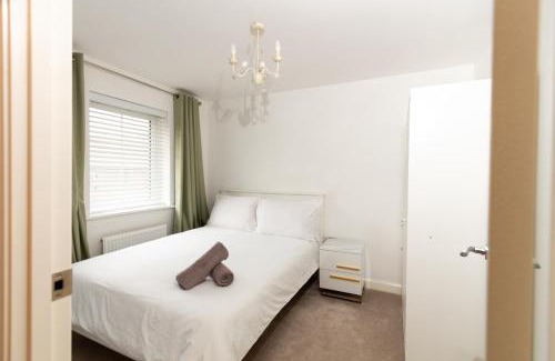 Cottingham Apartment | Inviting Home with Garden in Picturesque Village - 10/10 Rated