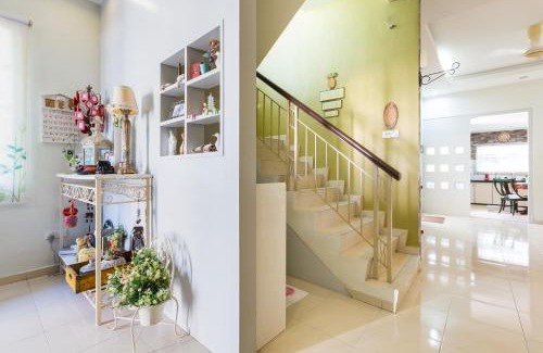 Bayan Lepas House | Charming HomeStay at Penang Island - Oceanfront Retreat