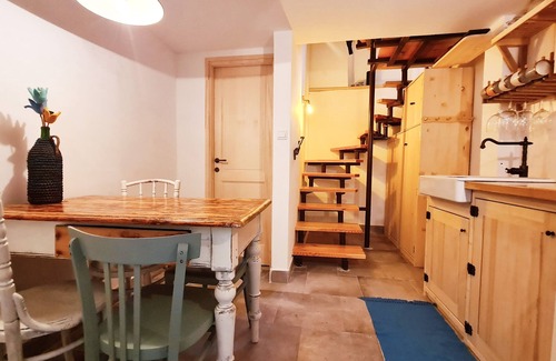 Cres House | Inviting Coastal Retreat with Spa and Hot Tub Amenities