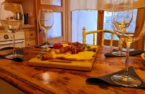 Cres House | Inviting Coastal Retreat with Spa and Hot Tub Amenities