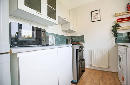 Milton Keynes House | Cozy House: Free Parking, Fast Wifi & Pet-Friendly Amenities