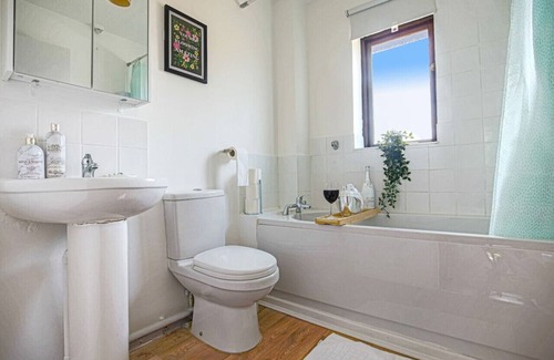 Milton Keynes House | Cozy House: Free Parking, Fast Wifi & Pet-Friendly Amenities
