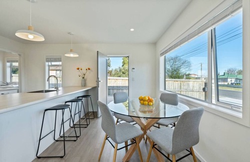 Taupo House | Central Taupo Retreat with Lake View and Free WiFi