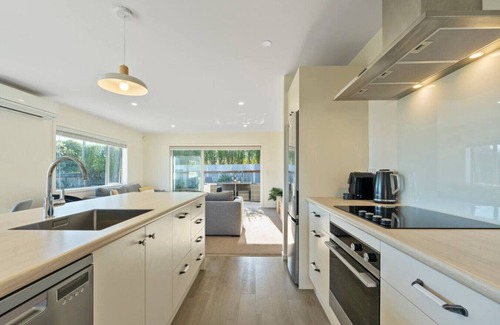 Taupo House | Central Taupo Retreat with Lake View and Free WiFi