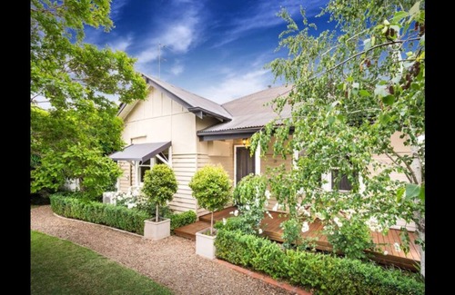 Shepparton House | Cosy, inner city home