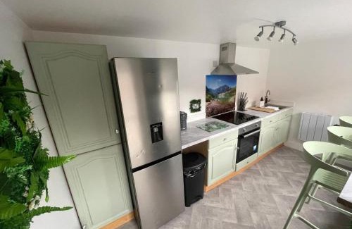 Bircotes Apartment | Cozy Jungle Cabin with Kitchen and Great Guest Rating