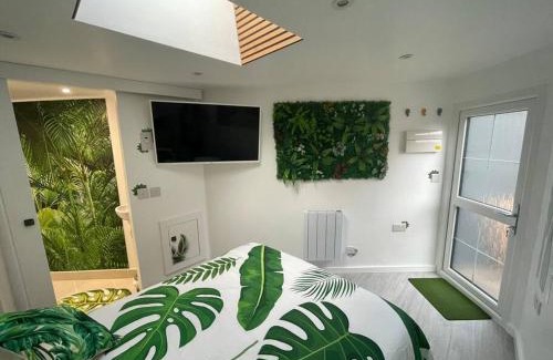 Bircotes Apartment | Cozy Jungle Cabin with Kitchen and Great Guest Rating
