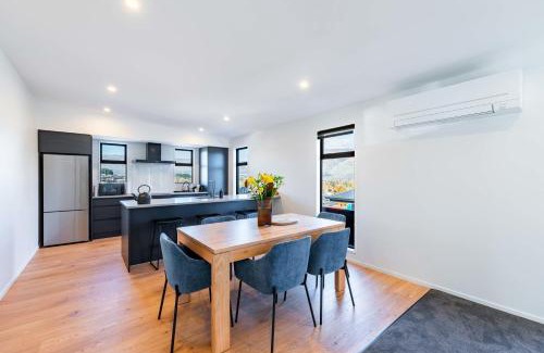 Wanaka House | Inviting Kirimoko Escape: Family-Friendly 4-Star Retreat