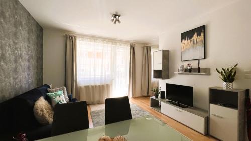 Albertfalva Apartment | Delightful Living Apartment with Balcony - Rated 9.4/10
