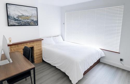 North End Apartment | Cosy London Base 1 Bedroom Sofa Bed Sleeps 4 and Free Parking