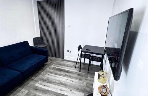 North End Apartment | Cosy London Base 1 Bedroom Sofa Bed Sleeps 4 and Free Parking
