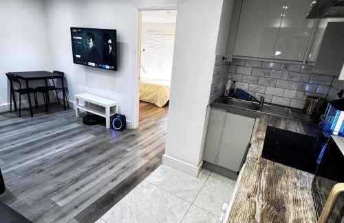 North End Apartment | Cosy London Base 1 Bedroom Sofa Bed Sleeps 4 and Free Parking