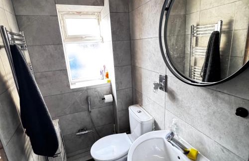 North End Apartment | Cosy London Base 1 Bedroom Sofa Bed Sleeps 4 and Free Parking