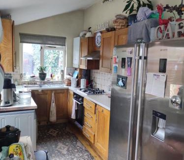 Collier's Wood House | Inviting London Single Room Near Wimbledon with Kitchen