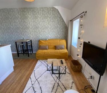 Vierzon Apartment | Inviting Stay at Cosy Mac Nab - Family-Friendly Retreat