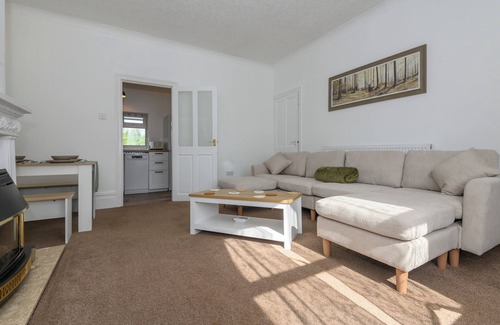 Robert Town House | Cosy Mirfield Retreat, pet-friendly, 2B with parking and garden