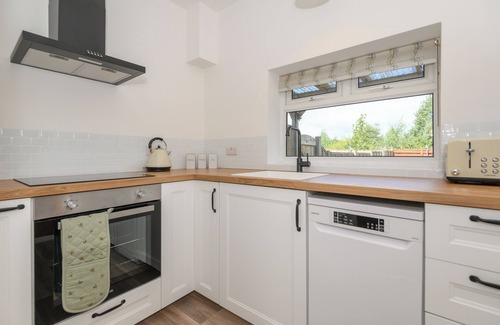 Robert Town House | Cosy Mirfield Retreat, pet-friendly, 2B with parking and garden
