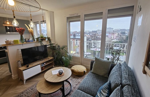 Le Kremlin-Bicetre Apartment | Modern Flat with Balcony - Pet & Child Friendly Amenities