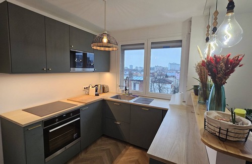 Le Kremlin-Bicetre Apartment | Modern Flat with Balcony - Pet & Child Friendly Amenities