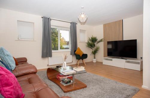 Gravesend House | Cosy, Modern home in Kent, Sleeps 8, Free Parking, 17min train to central London