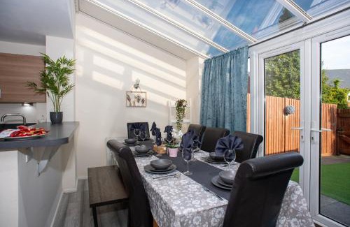 Gravesend House | Cosy, Modern home in Kent, Sleeps 8, Free Parking, 17min train to central London