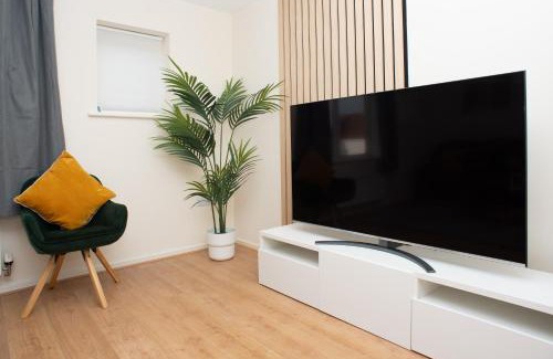 Gravesend House | Cosy, Modern home in Kent, Sleeps 8, Free Parking, 17min train to central London