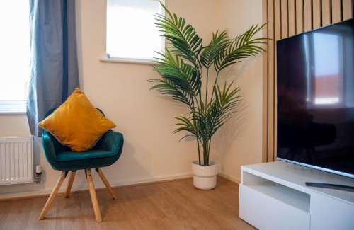 Gravesend House | Cosy, Modern home in Kent, Sleeps 8, Free Parking, 17min train to central London